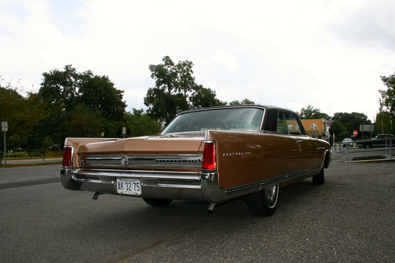 Illustration for article titled What It's Like To Drive Classic V8 Cruisers From Mercedes And Buick